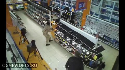 Млад руснак влиза в магазин за техника видимо ядосан