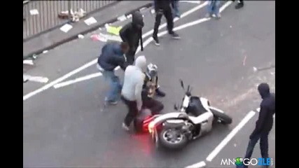 Мародери крадат скутер в движение