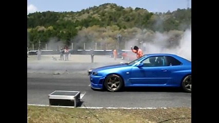 nissan skyline R34-800 hp.vs toyota