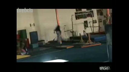Гимнастик си пада на главата
