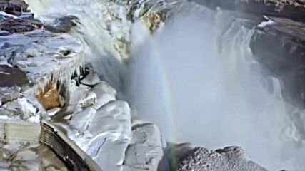 Водопадът Хукоу се превърна в ледена приказка