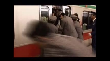 Японското метро в пиков час 