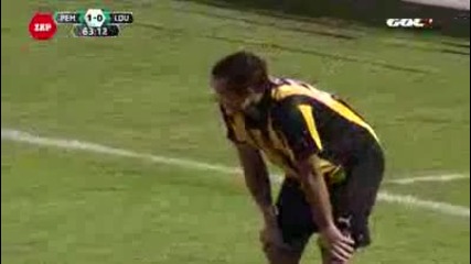 Ужасна сцена! Уругвайски футболист се опита да откъсне пениса на противников играч 