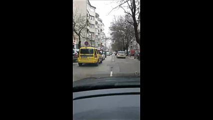 Задръстване заради не правилно паркирани автомобили