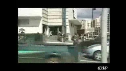 Тоя целуна капака на колата 