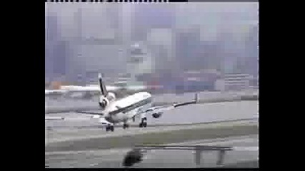 Самолет Неможе Да Кацне Добре и избухва