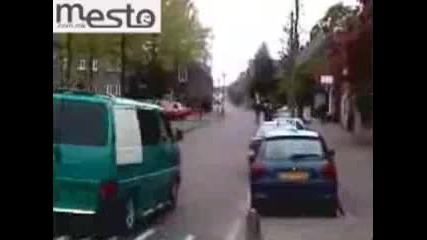 Руснаците са напълно луди - Каскада с кола по тротоар 