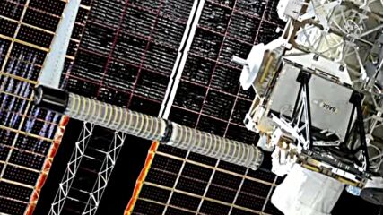 Астронавти излязоха в открития космос, монтираха слънчеви батерии