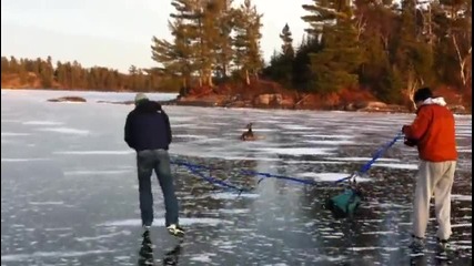 Смели мъже спасяват сърничка от замръзнала река!