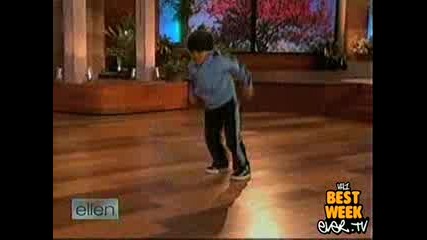 Невероятно малко момче танцува брейк изключително добре 