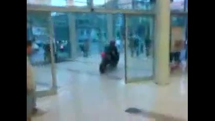 Мотористи нахлуха в Софийски Мол
