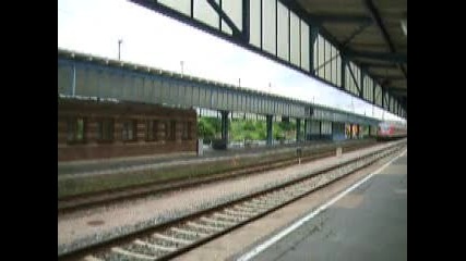 Два влака пристигат едновременно на гарата в Цвикау (германия)