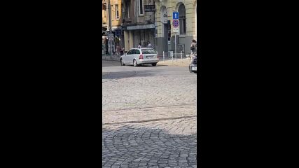 Мъж паркирал на релси в центъра на София