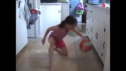 Момиче със забележителен баскетболен дрибъл с топка!