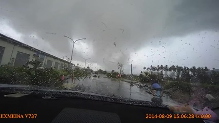 Страшно торнадо заснето от камерата в колата