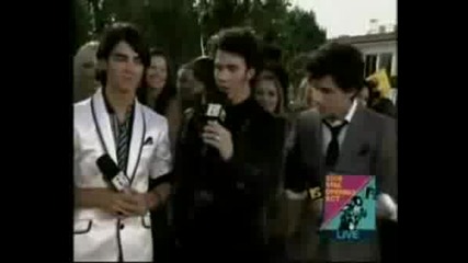 Taylor Swifts Red Carpet Interview With The Jonas Brothers