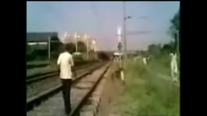 Хлапе застава срещу влак 