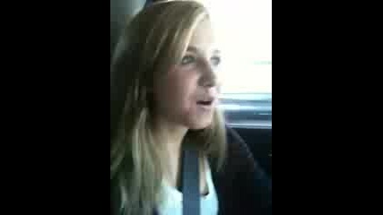 Victoria Justice пее - Driving la la laaaaa 