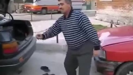 Смях- Мъж от България играе кючек на улицата