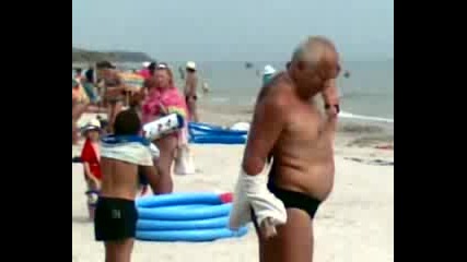 Пиян чичка на плажа 