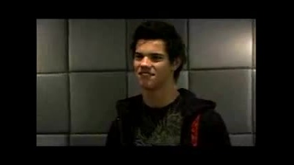 Taylor Lautner Rocks Out 