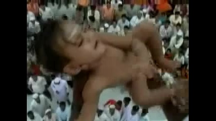 Най-бруталната индийска традиция - хвърляне на бебета