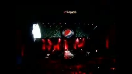 Rihanna Disturbia Live