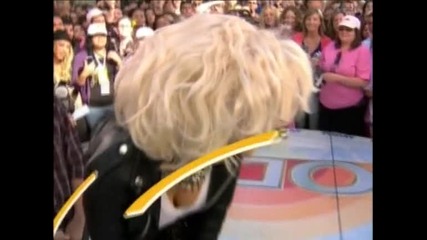 Christina Aguilera Mingling With The Audience ( Live at Today Show) 