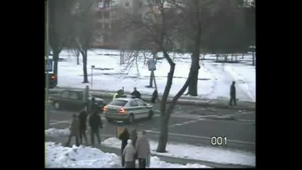 Полицейска Кола Катастрофира На Кръстовище