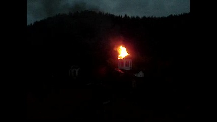 Мълния подпали църквата в Троян 