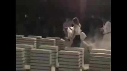 Световен Рекорд По Чупене На Плочи