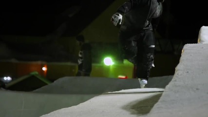 Пичове се пързалят на замразен скейт парк