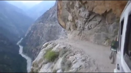 Опасно пътуване в Хималаите с автобус