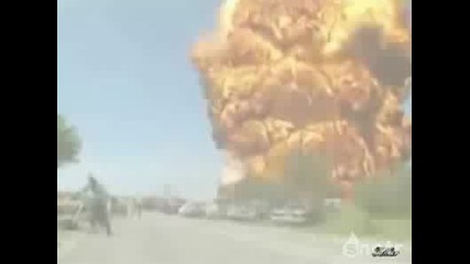 Експлозия на огромен резервоар с гориво 