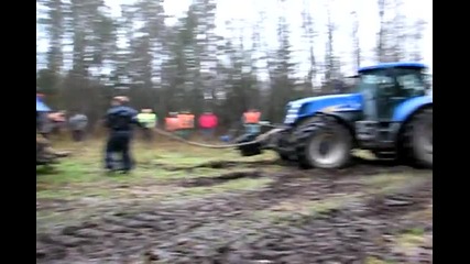 Два трактора в опит да изкарат товарен кран от калта