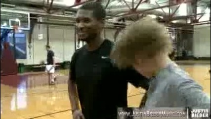 Justin Bieber and Usher играят баскетбол