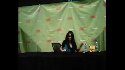 Vanessa Hudgens Razdava Avtografi 4