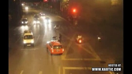 Човек преминаване през улица и ...