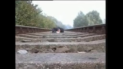 Луд ляга под преминаващ влак