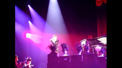 Rihanna за първи път на живо Stupid in love + Unfaithful a last girl on earth tour 2010 