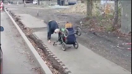 Пиян руснак управлява детска количка !!! Смях !!