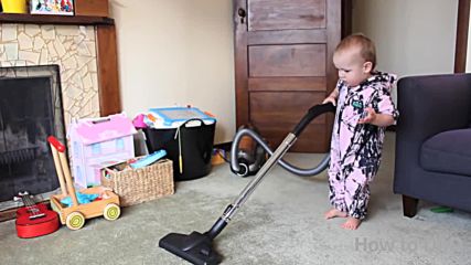 Баща на годината - научил бебето си да чисти в къщи