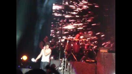 Nick Jonas пада по време на концерт в Mexico City 