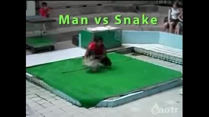Човек хваща змия с устата си