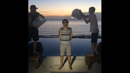 Луи от One Direction се залива с ледена вода - Louis Tomlinson Als Ice Bucket Challenge