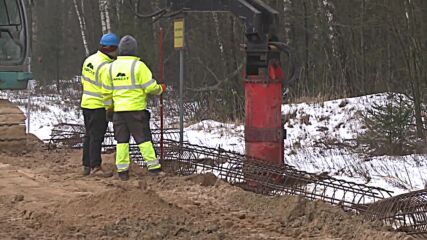 Poland: Construction underway for border wall to limit refugees crossing from Belarus