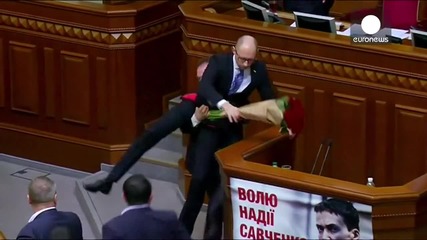 Бой в украинския парламент, изнесоха премиера на ръце