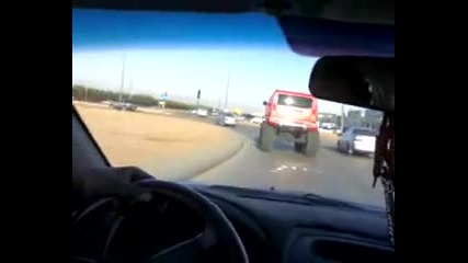 Гигантски Хамър на магистралата