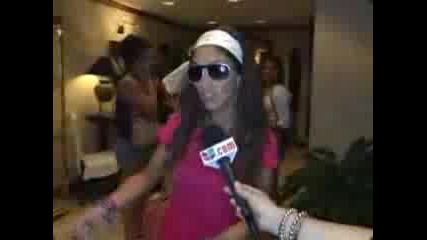 Anahi abraza a Ucker