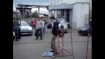 Танцьор на автошоуто в Уфе, Русия